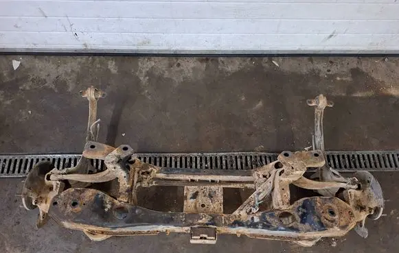 Mazda 5 Rear axle beam 