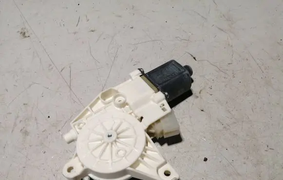 Mercedes-Benz C W204 Front door window regulator motor A2048200242
