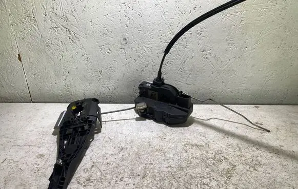 Opel Insignia A Front door lock 13503781