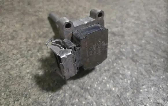 BMW 7 E38 High voltage ignition coil 1703359