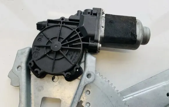 Nissan Note (E11) Rear door window regulator motor 400928b