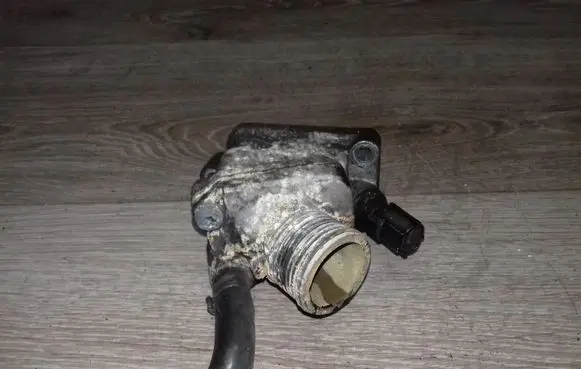 Thermostat/thermostat housing