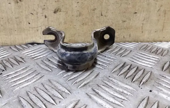 Nissan X-Trail T31 Sway bar bush bracket, front 