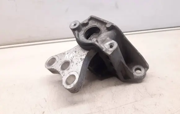 Honda Civic Engine mounting bracket