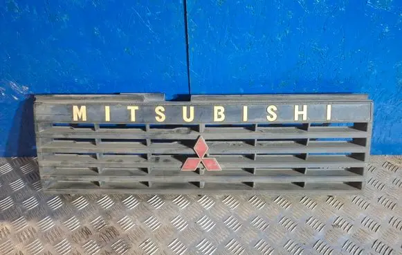 Mitsubishi Pajero Front bumper upper radiator grill MB38352730