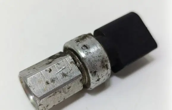 Volkswagen PASSAT B6 Air conditioning (A/C) pressure sensor 1J0959126