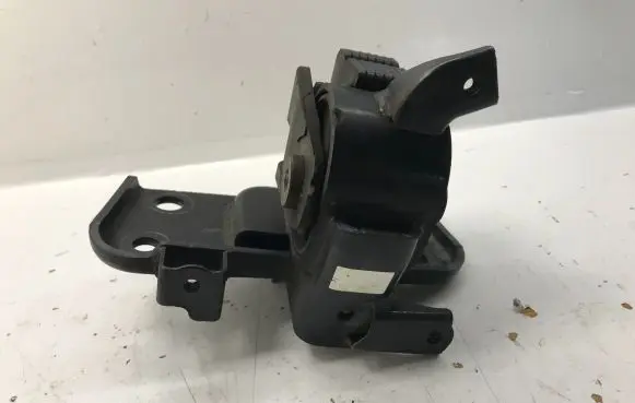 Toyota Avensis T270 Engine mount bracket 123720R040