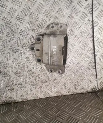 Volkswagen PASSAT B6 Engine mount bracket