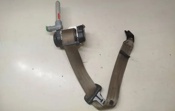 Volvo S80 Middle seatbelt (rear) 8639769