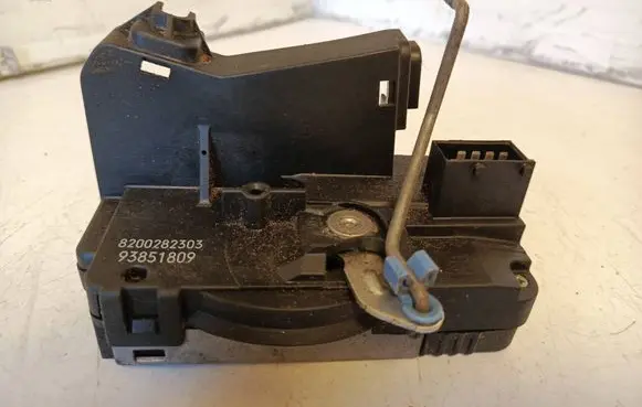 Renault Trafic II (X83) Rear door lock 93851809