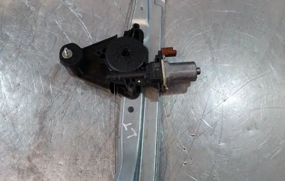 Dacia Sandero Rear door window regulator with motor 827210075R-B