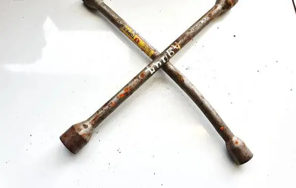Volvo XC90 Wheel nut wrench 