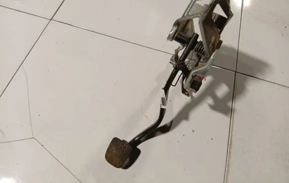 Opel Astra H Clutch pedal 