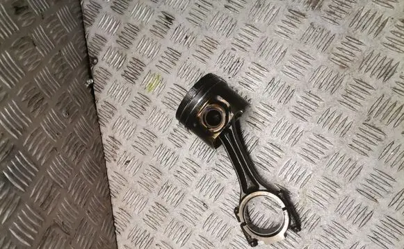 Volkswagen PASSAT B6 Piston 