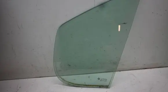 Opel Vivaro Front door vent window glass four-door 