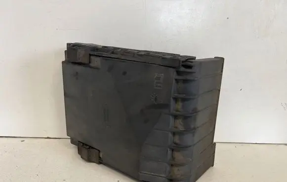 Volkswagen Tiguan Fuse box cover 1K0937132F
