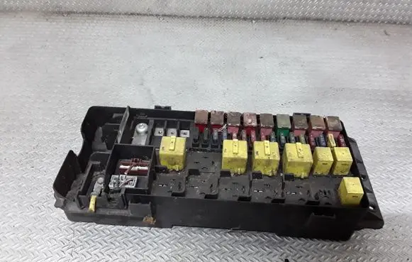 Land Rover Discovery Fuse module YQE000300