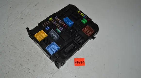 Opel Crossland X Fuse module 28709099 9832880280