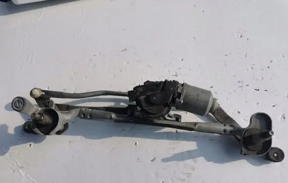 Mazda 5 Front wiper linkage and motor