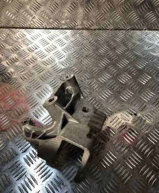 Volvo XC90 Engine mounting bracket 31430490