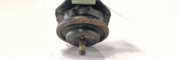 Engine mount vacuum valve
