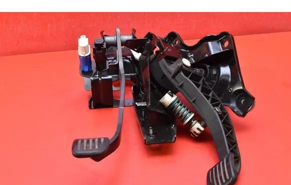 Accelerator throttle pedal