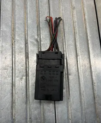 BMW 5 E39 Glow plug pre-heat relay 2246473 1221 72RB501