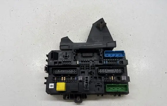 Opel Astra H Fuse module 13115937 329510614