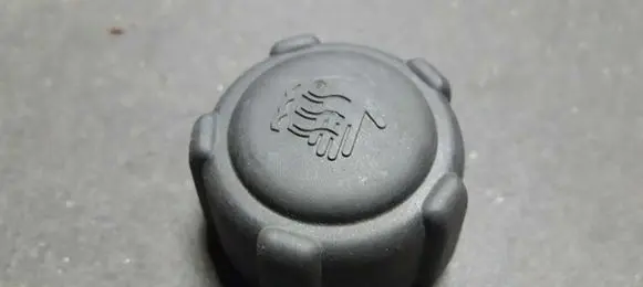 Nissan Leaf I (ZE0) Coolant expansion tank/reservoir cap 