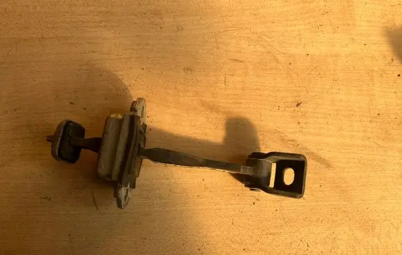 Skoda Octavia Mk2 (1Z) Rear door check strap stopper 1Z0839249D
