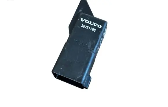 Volvo XC70 Glow plug pre-heat relay 30751798 0281003037