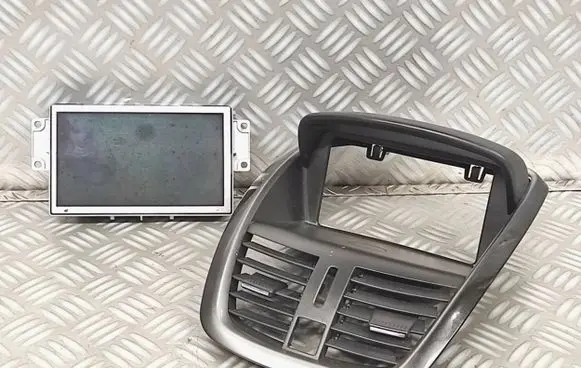 Radio/GPS head unit trim