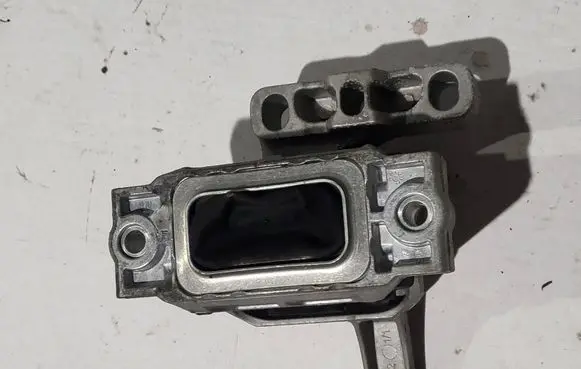 Volkswagen Tiguan Engine mount bracket 5N0199262P