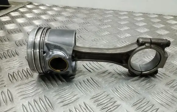 Volkswagen Golf IV Piston with connecting rod 79L69M