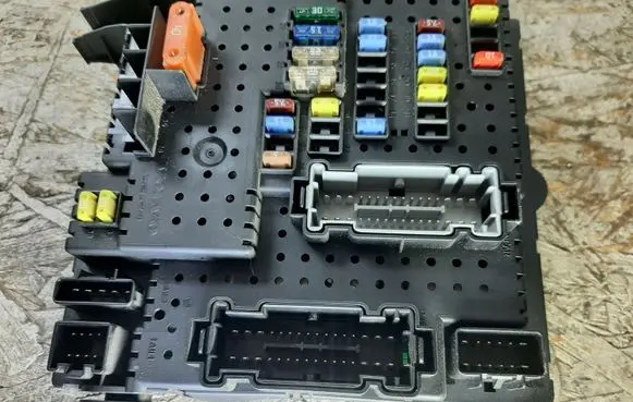 Volvo XC70 Fuse module 30786646 07W165 28080156