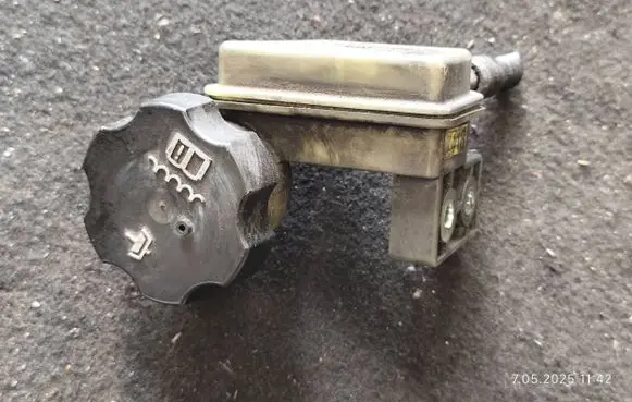 Opel Antara Clutch fluid reservoir/tank 25187418