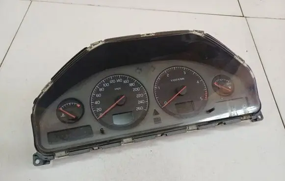 Volvo S60 Speedometer (instrument cluster) 8637996