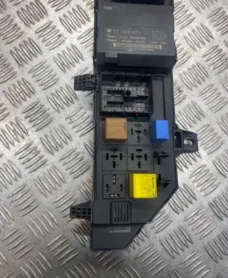 Opel Vectra C Fuse module 13181983 518721204 13199492