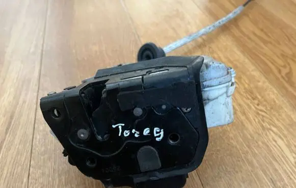 Audi A6 S6 C5 4B Front door lock JA6-4F2837016 64F2837016