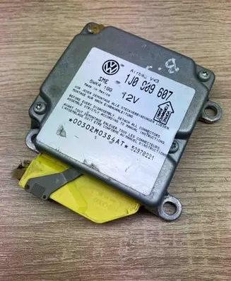 Volkswagen PASSAT B5 Airbag control unit/module 1J0909607 5WK199