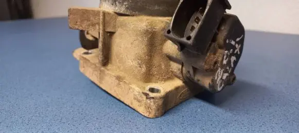 Ford Focus Throttle valve 9B989