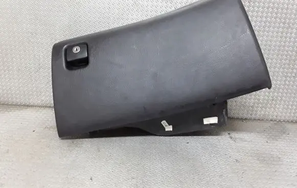 Peugeot 406 Glove box