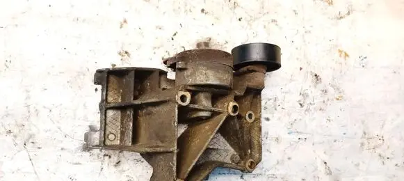 Engine mounting bracket