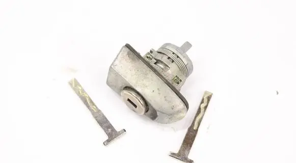 Ford Focus Front door lock (next to the handle) 5782681