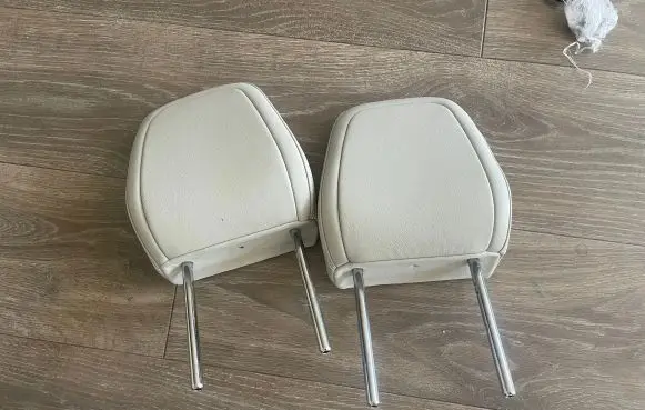 Volvo XC40 Front seat headrest 