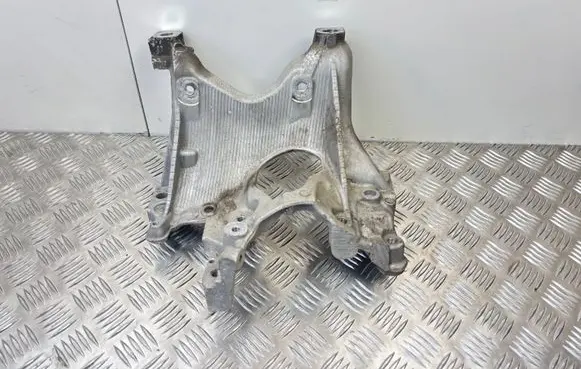 Engine mounting bracket