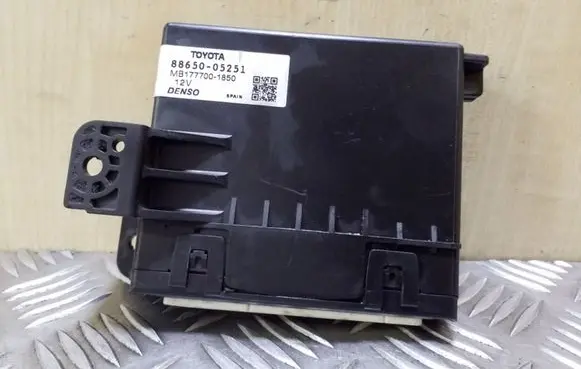 Toyota Avensis T270 Other control units/modules 8865005251