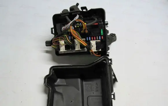 Citroen C3 Picasso Fuse module 9667199680