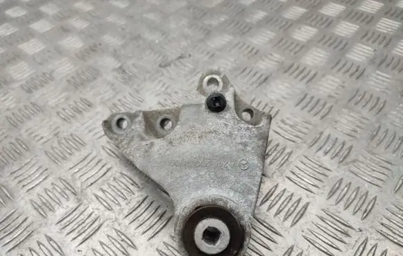 Mercedes-Benz CLA C117 X117 W117 Engine mounting bracket A2462401109