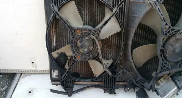 Mitsubishi Galant Radiator cooling fan shroud